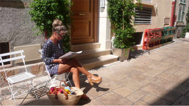 Zeitung lesen in St. Tropez